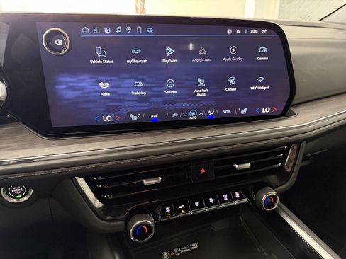 Used 2025 Chevrolet Suburban Z71 image 32