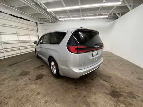Used 2024 Chrysler Pacifica Touring-L FWD image 4