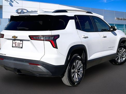 Used 2025 Chevrolet Equinox LT w/ Convenience Package II image 2