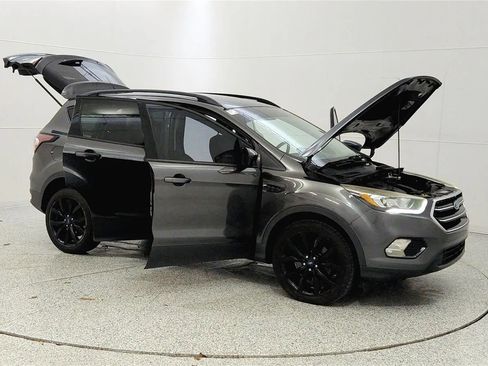Used 2017 Ford Escape SE w/ SE Sport Appearance Package image 9