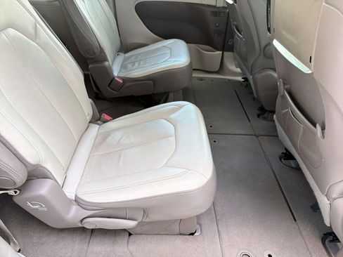 Used 2017 Chrysler Pacifica Touring-L Plus w/ Advanced Safetytec Group FWD image 26