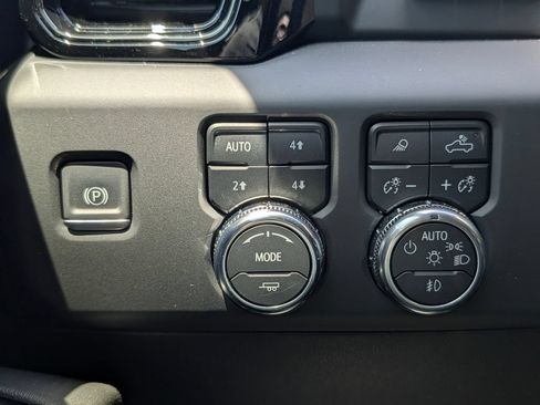 Used 2024 GMC Sierra 1500 AT4 w/ Technology Package AWD/4WD image 33