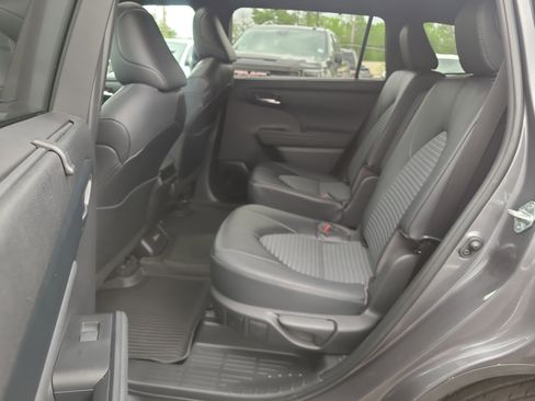 Used 2023 Toyota Highlander XSE FWD image 29