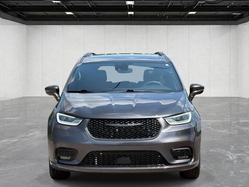 Certified 2022 Chrysler Pacifica Touring-L w/ S Appearance Package FWD image 8