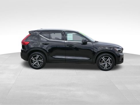 Used 2025 Volvo XC40 B5 Core AWD/4WD image 2