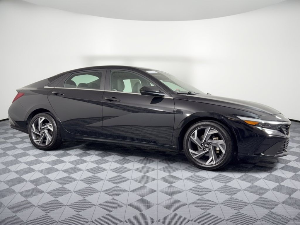 Used 2025 Hyundai Elantra SEL FWD image 8