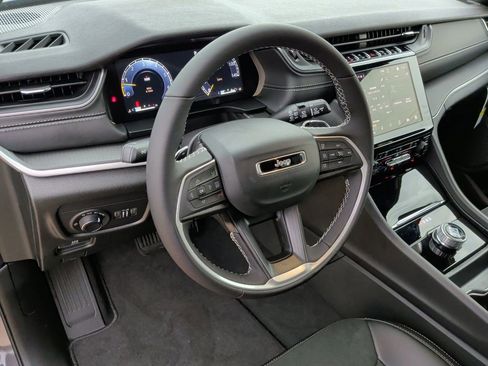 New 2025 Jeep Grand Cherokee Altitude image 14