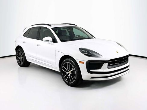 Certified 2025 Porsche Macan image 7