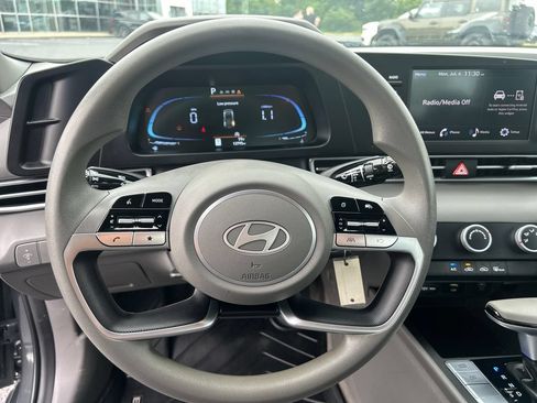 Used 2024 Hyundai Elantra SE FWD image 16