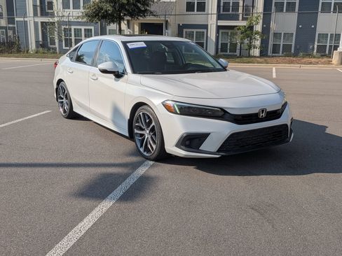 Used 2022 Honda Civic Touring image 2