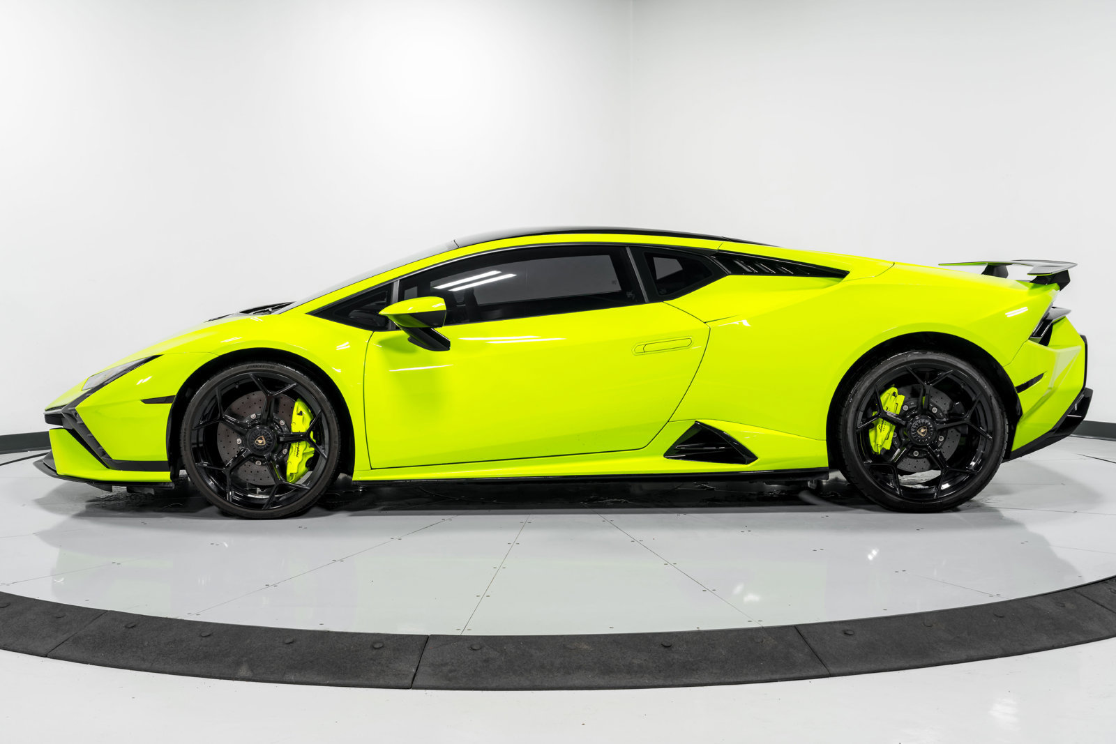 Used 2023 Lamborghini Huracan Tecnica RWD image 6