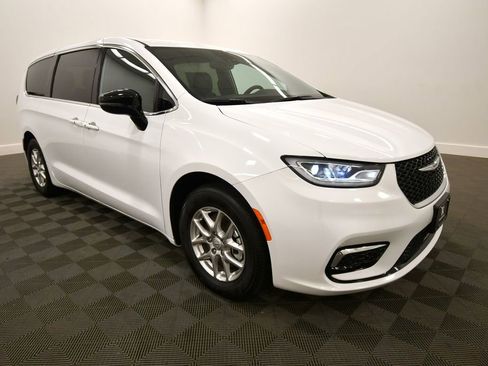 Used 2025 Chrysler Pacifica Select FWD image 10