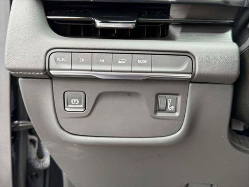 Used 2024 Cadillac Escalade ESV Premium Luxury AWD/4WD image 24