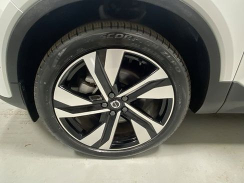 Used 2025 Volvo XC40 B5 Plus image 5