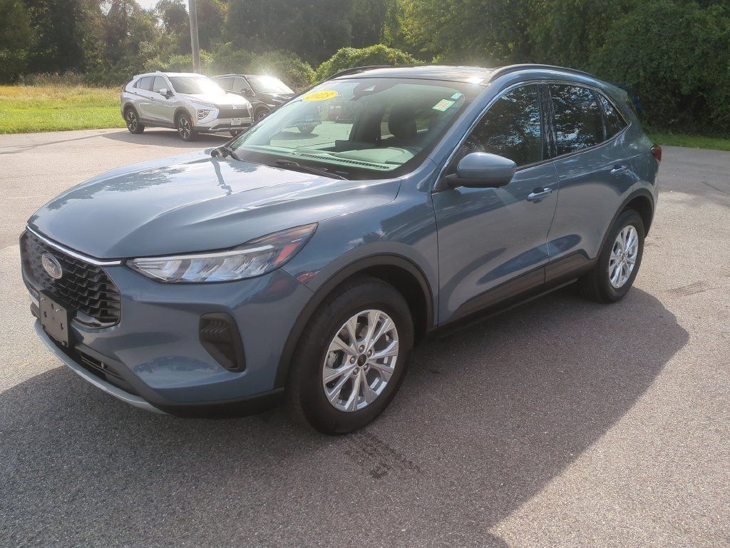 Used 2023 Ford Escape Active w/ Tech Pack #2 AWD/4WD image 1