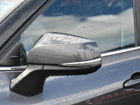 Used 2023 Toyota Highlander XLE AWD/4WD image 13