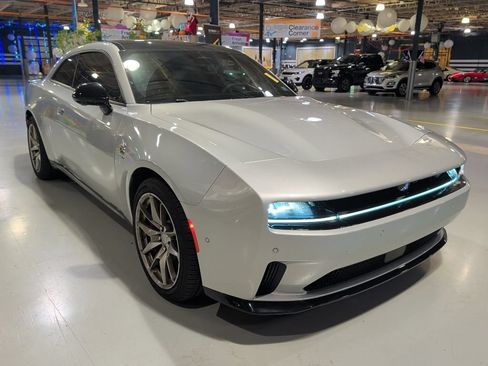 Used 2024 Dodge Charger Daytona Scat Pack w/ Plus Group AWD/4WD image 5