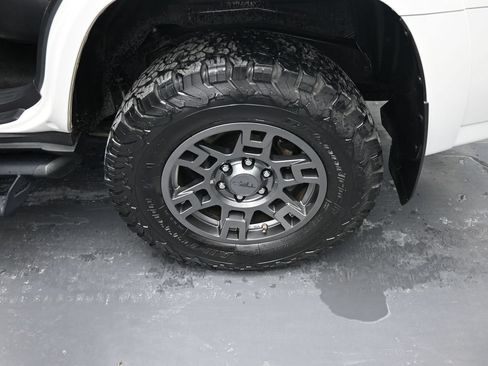 Used 2020 Toyota 4Runner Venture w/ Moonroof Package AWD/4WD image 17