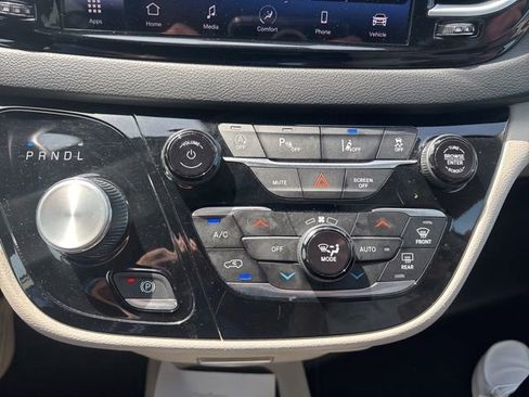Used 2023 Chrysler Pacifica Touring-L FWD image 17