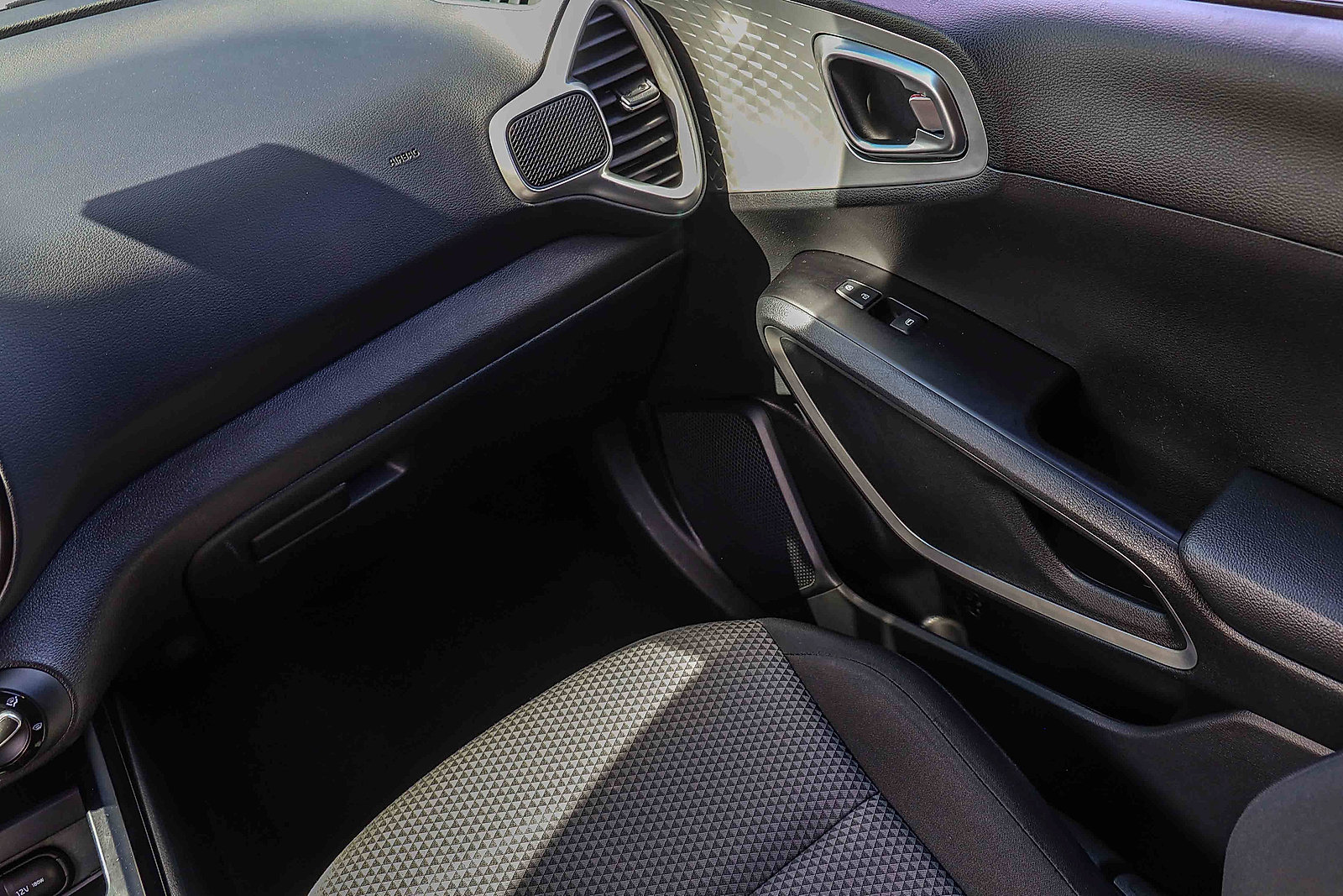 Certified 2025 Kia Soul LX w/ LX Technology Package FWD image 18