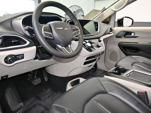 Used 2024 Chrysler Pacifica Select image 13