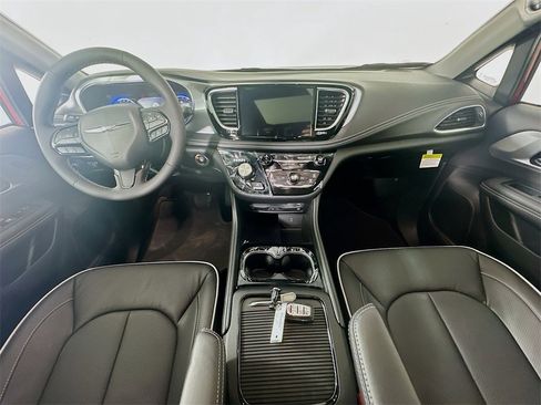 New 2026 Chrysler Pacifica Limited w/ Uconnect Theater Family Group image 9