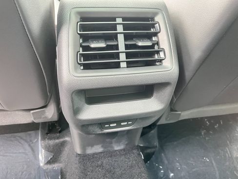 New 2025 Volkswagen Tiguan SE image 21