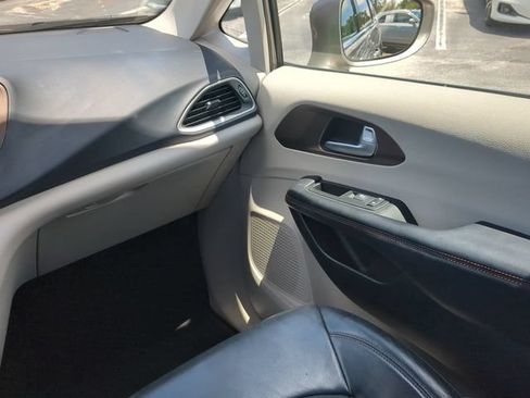 Used 2018 Chrysler Pacifica Touring-L FWD image 20