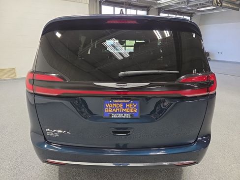 Used 2025 Chrysler Pacifica Select FWD image 6