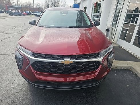 Used 2025 Chevrolet Trax LS image 3