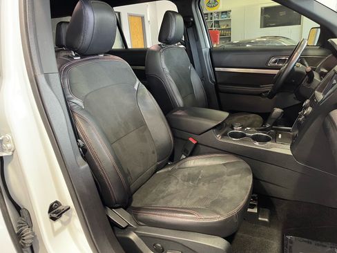 Used 2019 Ford Explorer XLT w/ Equipment Group 202A AWD/4WD image 44