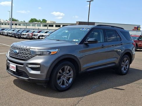 Certified 2023 Ford Explorer XLT w/ Equipment Group 202A AWD/4WD image 3