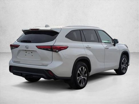 Used 2020 Toyota Highlander XLE image 6