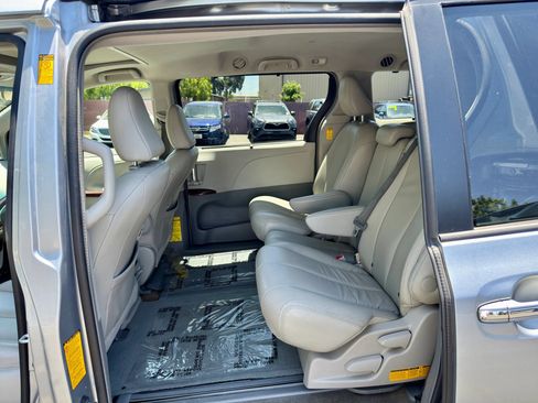 Used 2014 Toyota Sienna XLE FWD image 10