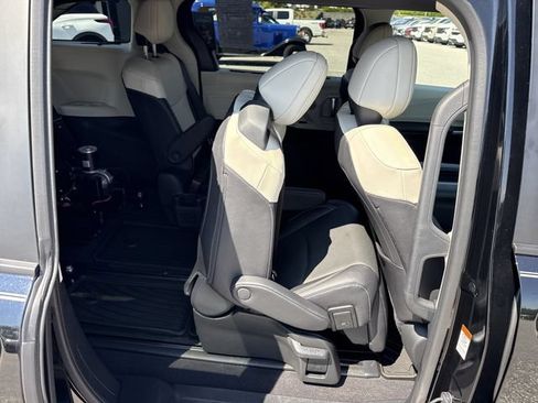 Used 2025 Toyota Sienna Limited AWD/4WD image 36
