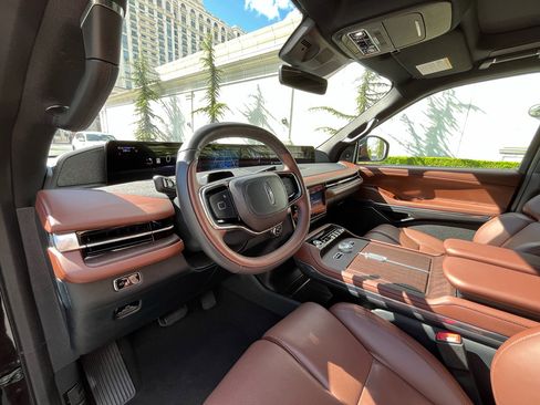 Used 2025 Lincoln Navigator Reserve image 17