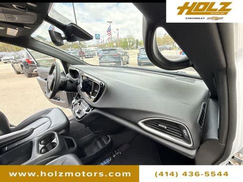Used 2025 Chrysler Pacifica Select FWD image 27