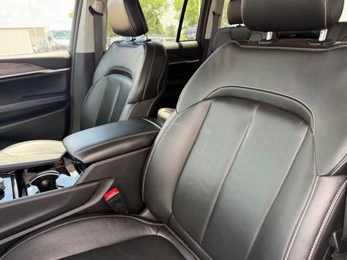 Used 2023 Jeep Grand Cherokee Limited AWD/4WD image 19