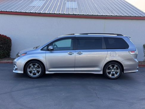 Used 2017 Toyota Sienna SE FWD image 3