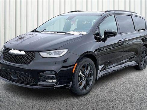 Used 2025 Chrysler Pacifica Limited image 2