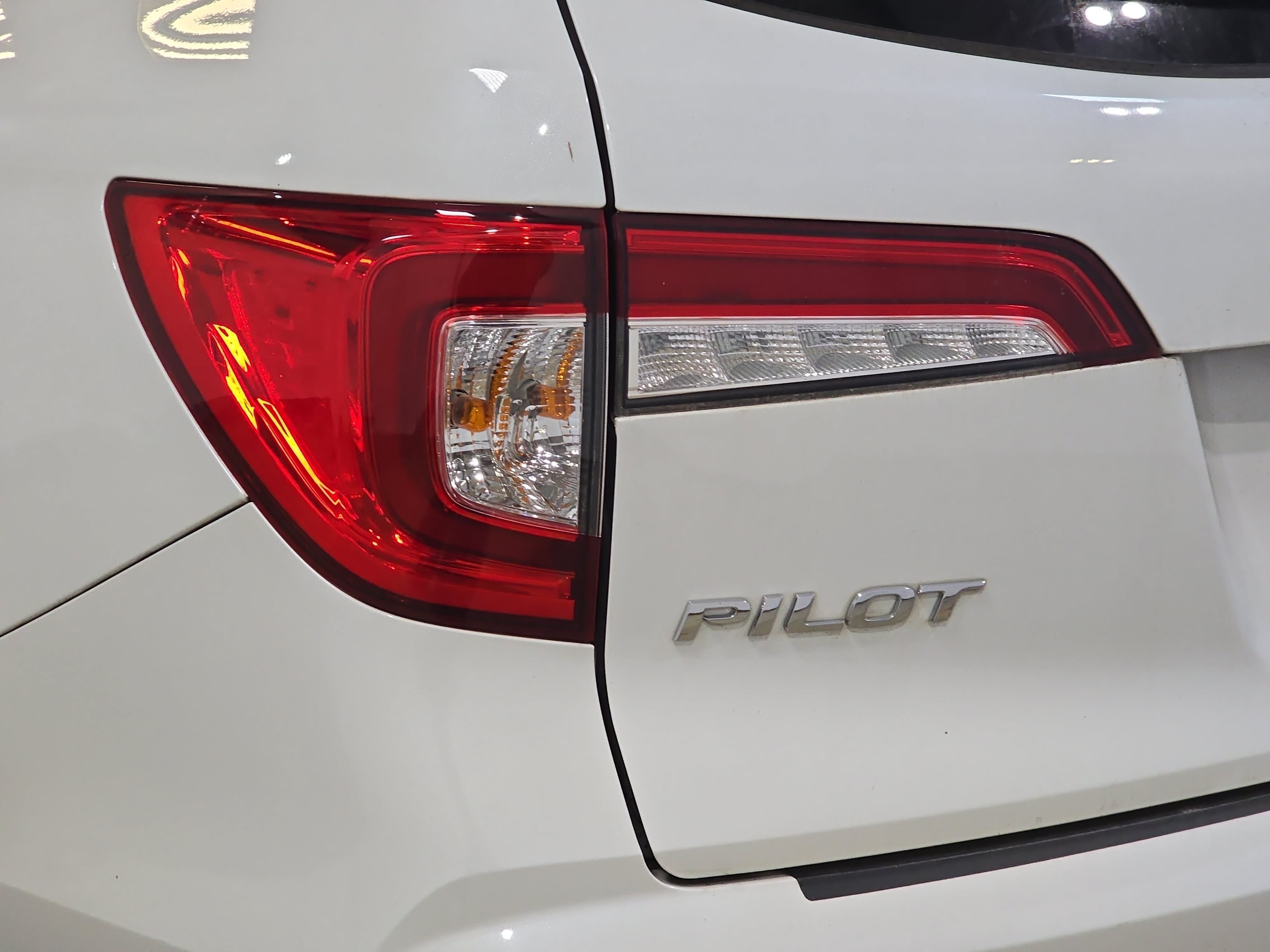 Used 2021 Honda Pilot Touring image 11