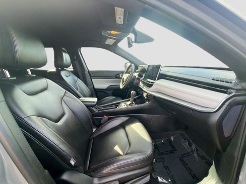 Used 2024 Jeep Compass Limited image 31