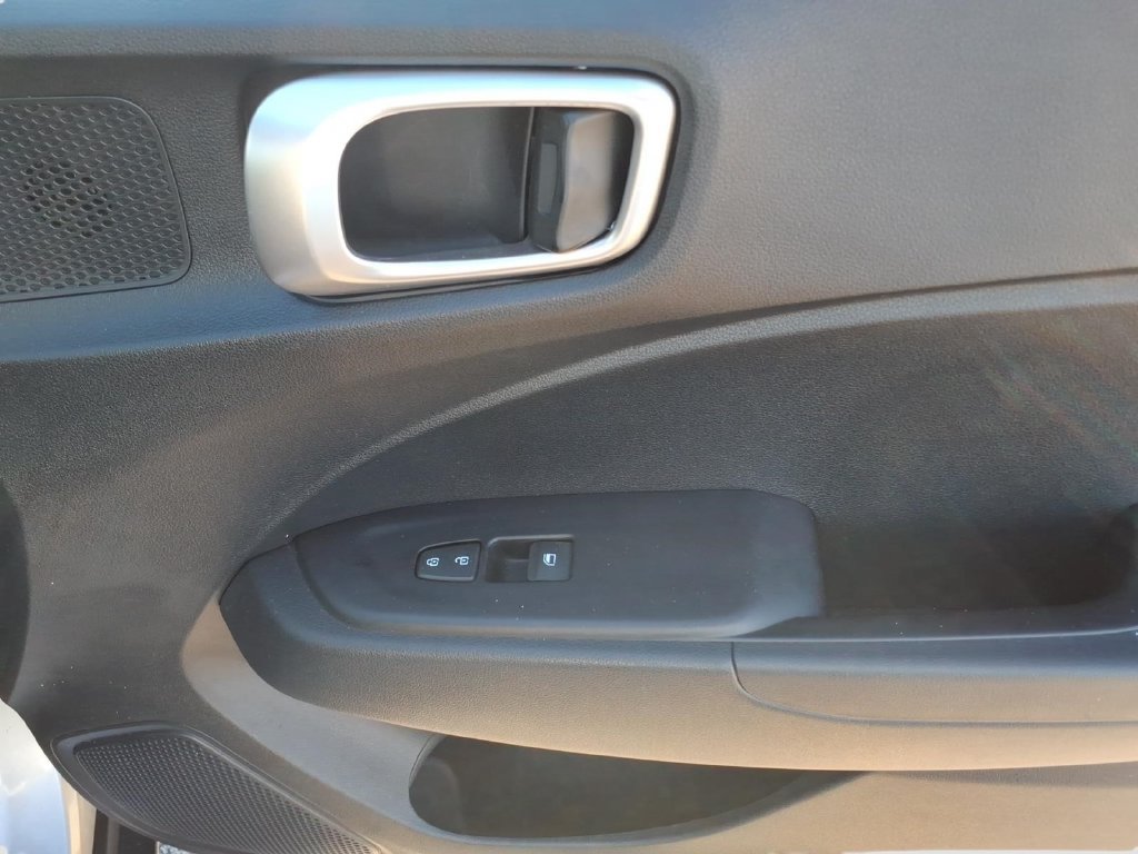 Used 2025 Hyundai Venue SEL FWD image 11