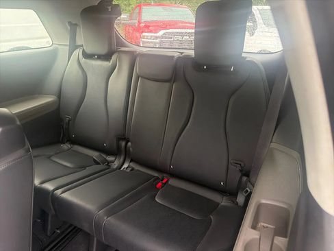 Used 2025 Kia Carnival FWD image 17