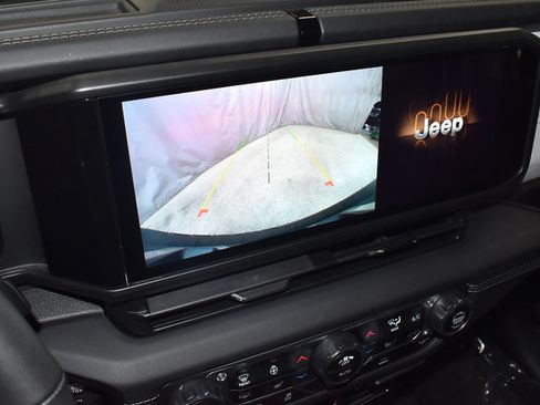 Used 2025 Jeep Wrangler Unlimited Sahara AWD/4WD image 21