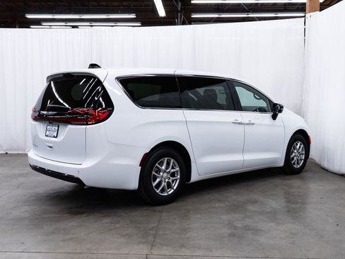 New 2026 Chrysler Pacifica Select FWD image 6