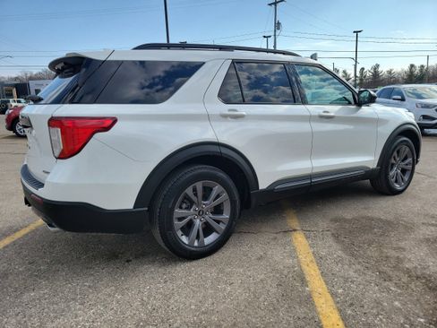 Used 2023 Ford Explorer XLT w/ Equipment Group 202A image 4