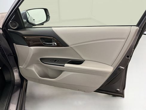 Used 2017 Honda Accord EX image 33
