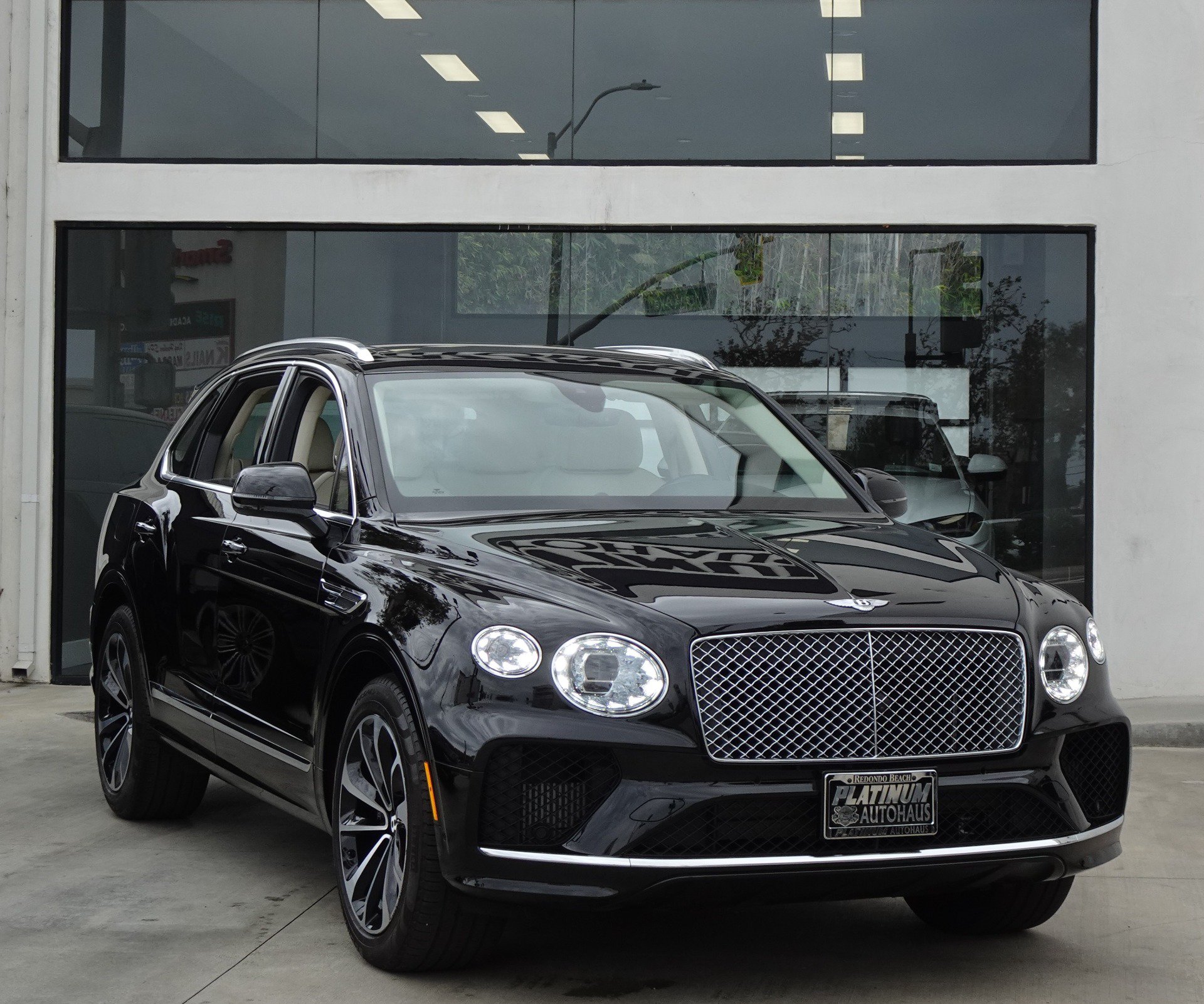 Used 2023 Bentley Bentayga Plug-In Hybrid AWD/4WD image 9