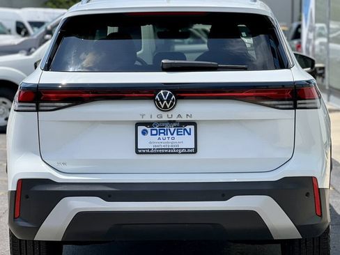 Used 2025 Volkswagen Tiguan SE FWD image 34